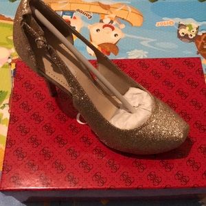 Gold sparkled Guess pumps brand new in box